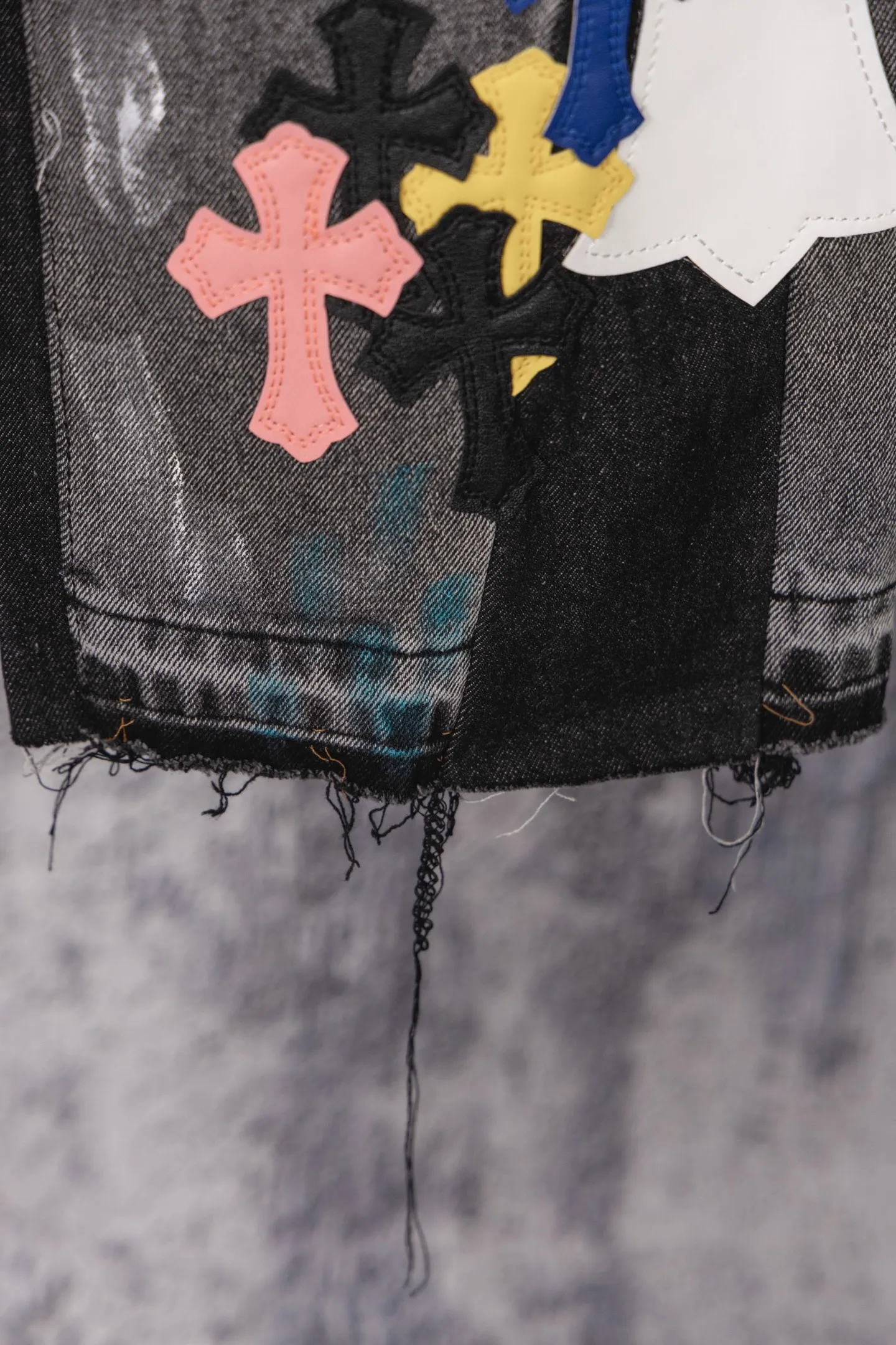 P330 CH Chromehearts colorful spliced ​​cross patch leather retro hand-painted splash-ink jeans, counter price 34W level, patch cross flower embellishment, washed jeans! ! An absolutely high-end luxury product, a 1.9W-level god-level single product, a super popular product, made by top heavy industry, a magic weapon that cannot be missed! [About Zangyin] This is an extremely luxurious fashion brand that can also be called the aristocracy of the high street. It has always been an exclusive brand for some hipsters or rich second generations. Compared with ordinary high streets, it is more luxurious and noble. Compared with luxury brands, it is more fashionable and individual. It has always been a brand that I have a special liking for. [Top heavy industry fashion design] Consistently high-street luxury style. Speaking of this style, the Zangyin family and GU family are definitely the leading representative brands. Especially the Zangyin family has really achieved a state-of-the-art effect in creating high-street style. The unique washed material is used to create this style. The color system is already quite eye-catching. After it is decorated with patchwork cross flowers, it cleverly highlights the charm of the brand. Secondly, this style uses classic The high-waist cutting design highlights the long legs and fashionable temperament of the upper body. The brand is highly recognizable and the slim fit configuration is more suitable for daily wear. It is a product that interprets personality, fashion, and specifications at a glance. This single product is enough to make any fan excited. It can be a white T-shirt for a youthful college style, or a tight suspender for a royal style. It has strong matching ability and can be easily controlled by men.  [Materials and craftsmanship] Needless to say, this point goes without saying. As an excellent craftsman brand, Zangyin’s requirements for details and craftsmanship are really perfect. The washed color of this model has gone through so many processes, not to mention the embellishment of denim appliques. It is also purely hand-made and sewn. Just like what they believe in, only hand-made things have soul and have the meaning of wear. A top-notch heavy-duty fashionable denim item, I look forward to your perfect interpretation! !  Color: black gray Size: 28-36